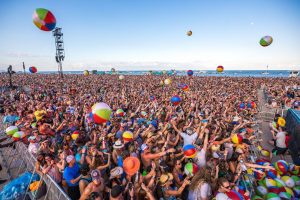 crowd Beachballs33791818311_91bd2b186d_k_preview